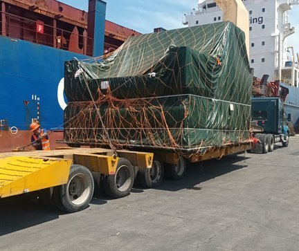 Descarga grua maquinaria pesada puerto maritimo AZVIR rigging